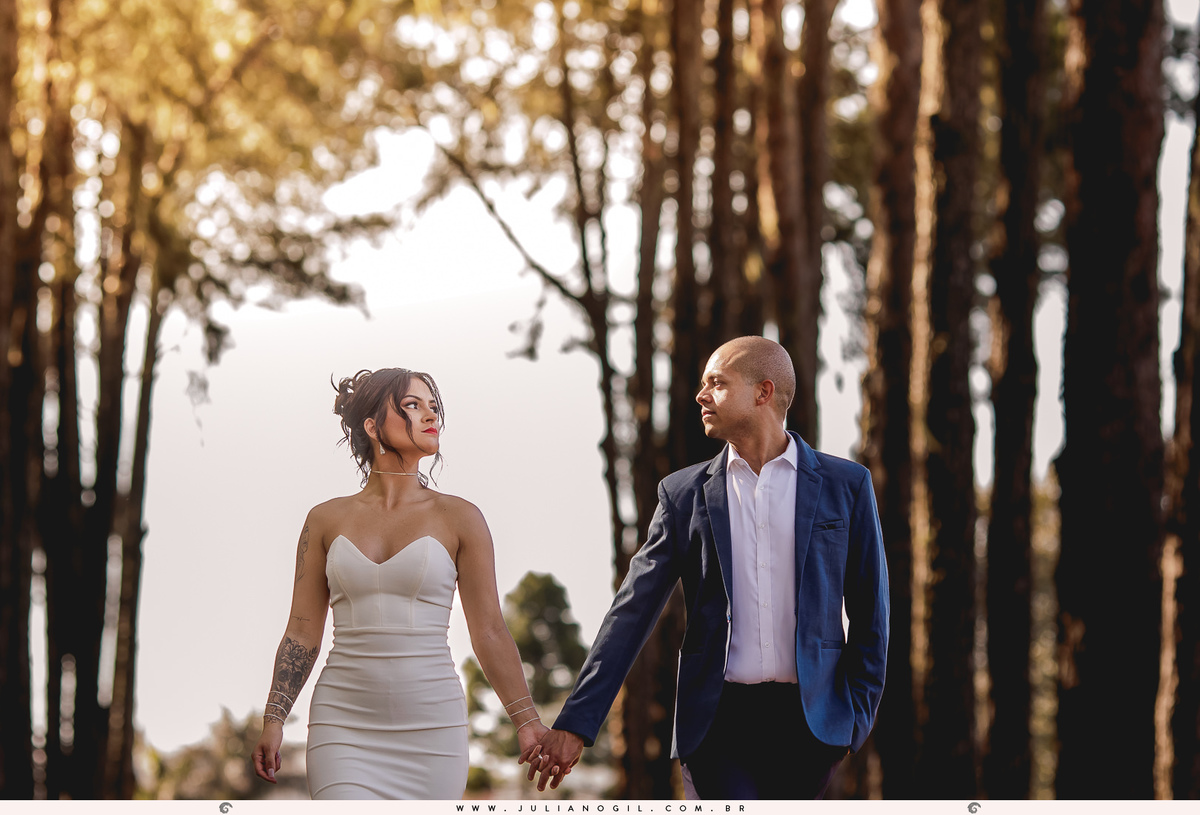 casal letícia e igor andando pelo bosque do ponta lagoa em ponta grossa, paraná