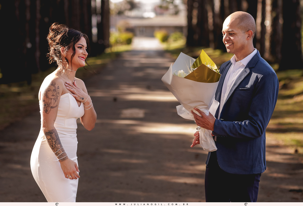 casal letícia e igor andando pelo bosque do ponta lagoa em ponta grossa, paraná