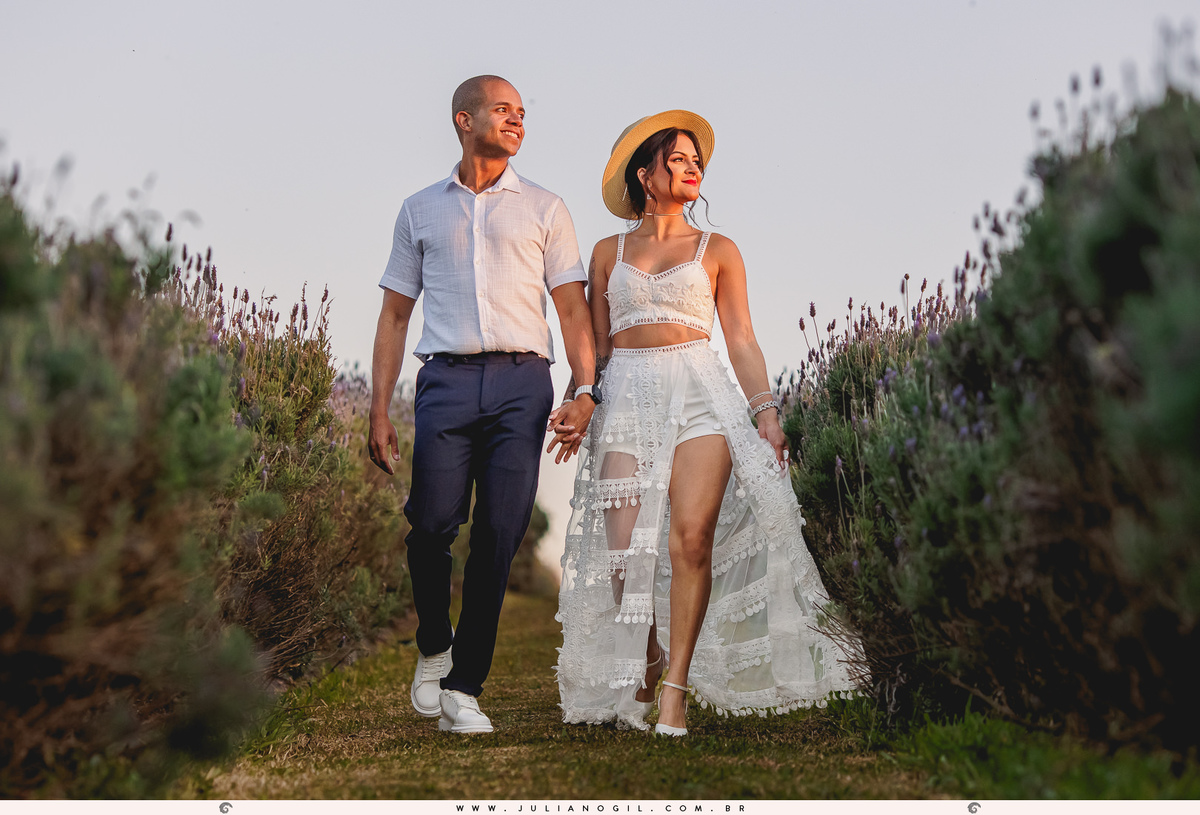 os noivos letícia e igor caminhando entre as lavandas no parque het dorp em carambeí, paraná