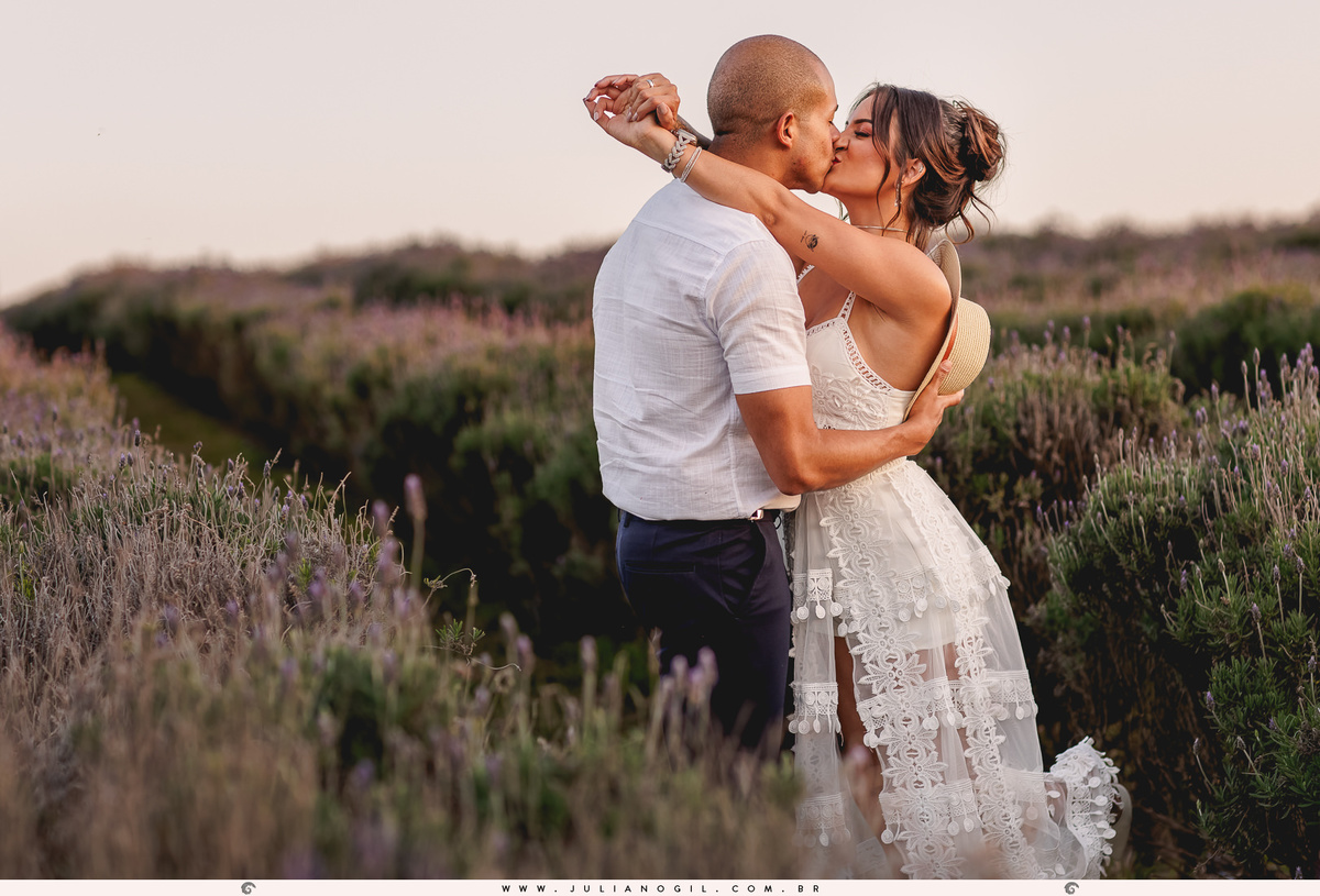 os noivos letícia e igor caminhando entre as lavandas no parque het dorp em carambeí, paraná