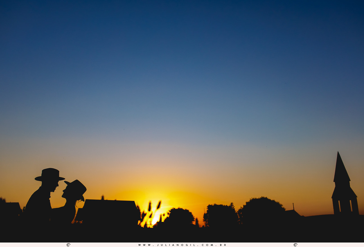 os noivos letícia e igor e ao fundo o pôr do sol no lavandário het dorp em carambeí, paraná