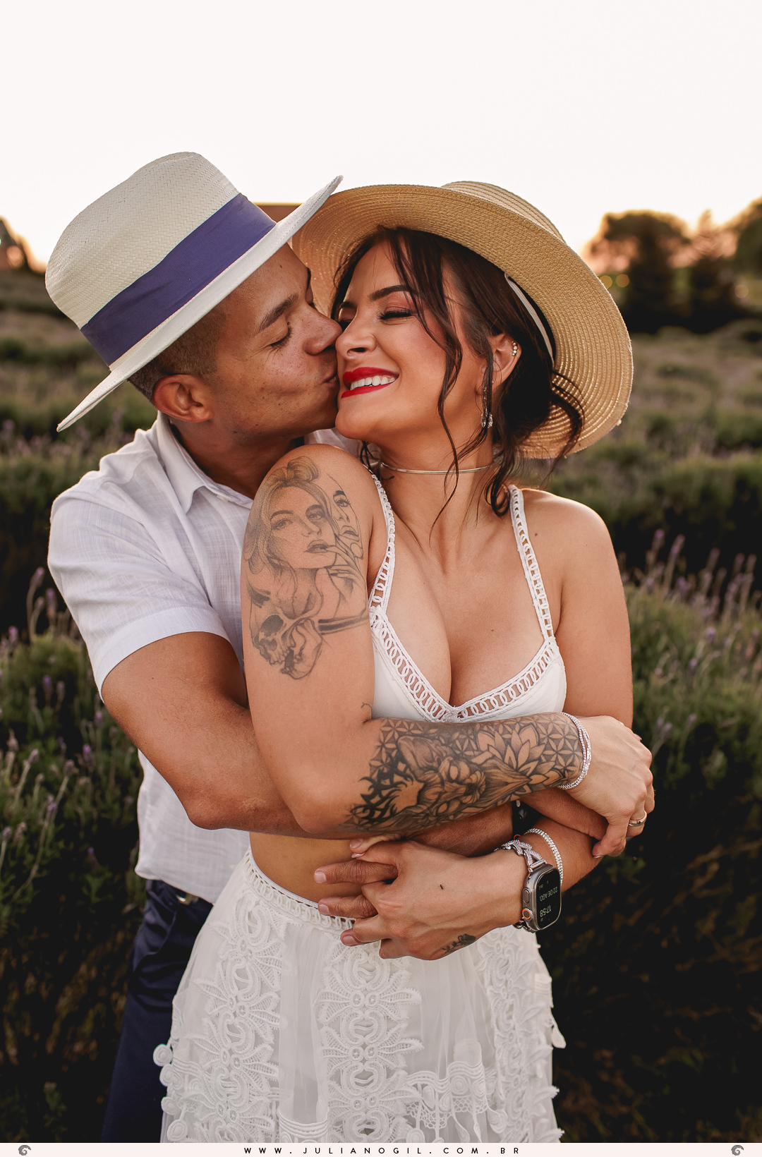 os noivos letícia e igor caminhando entre as lavandas no parque het dorp em carambeí, paraná