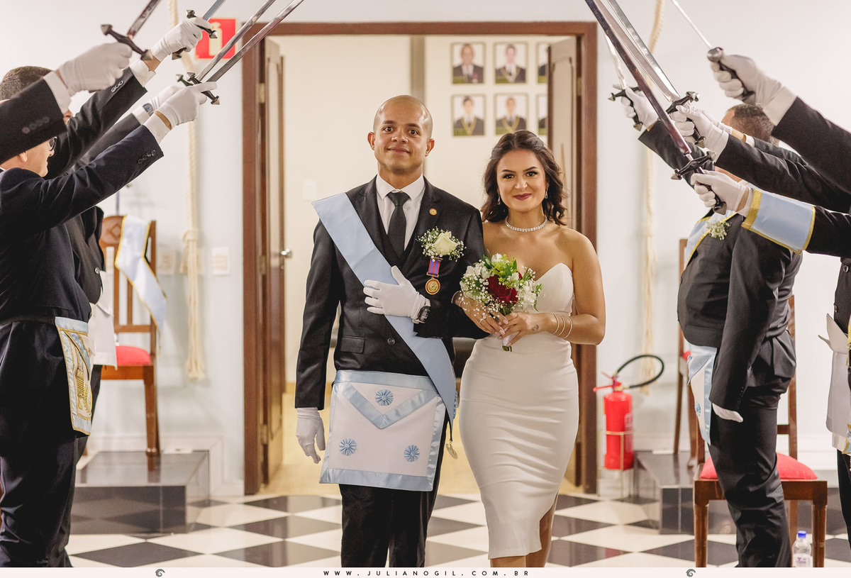 noivos atravessando o teto de aço durante a cerimônia de casamento em loja maçônica em ponta grossa, paraná