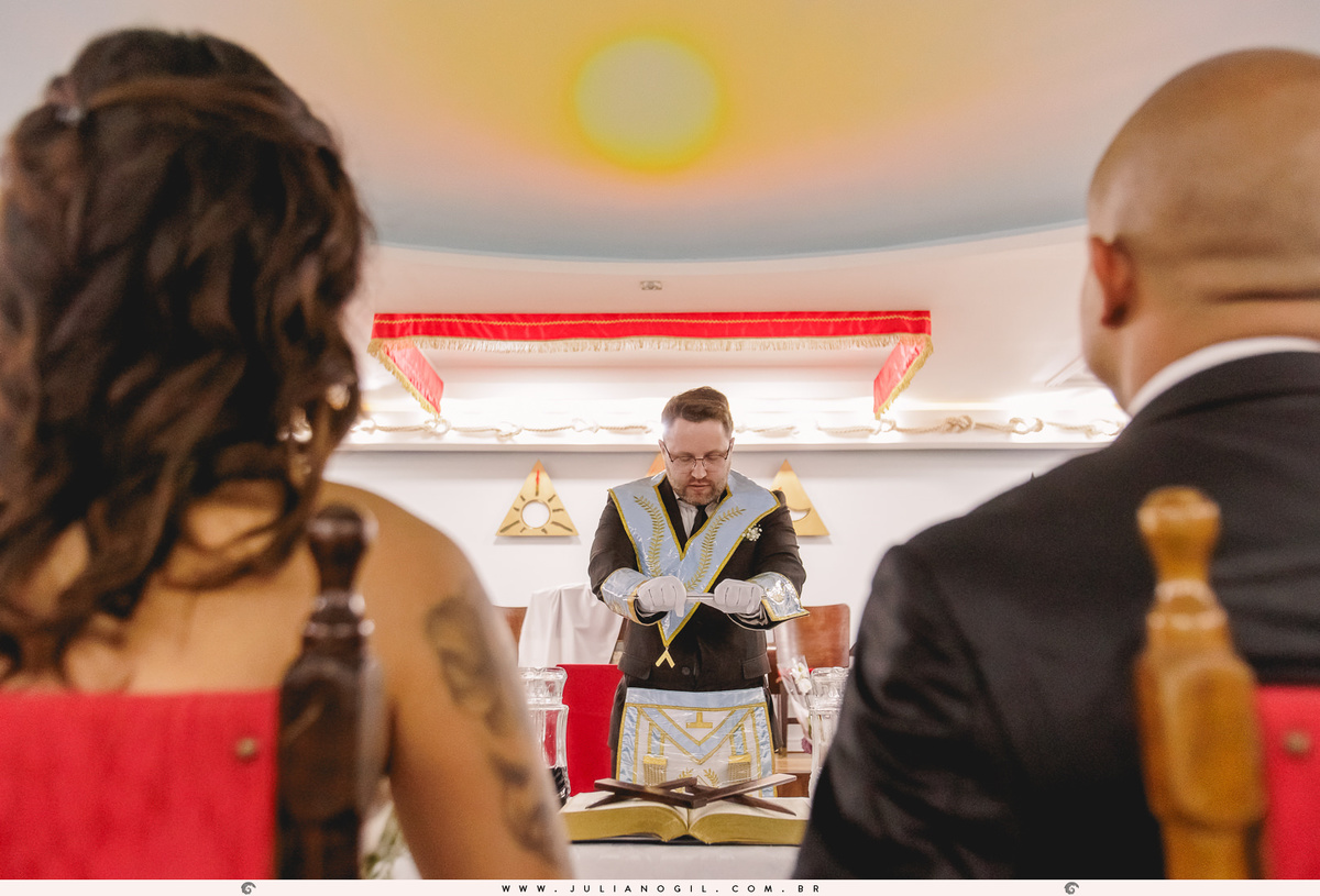 venerável mestre quebra a vara de cristal durante cerimônia de casamento maçom