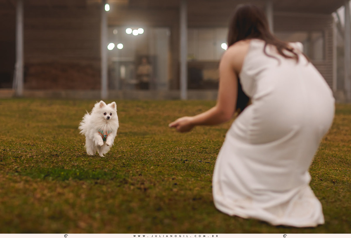 noiva adriele chamando o cachorrinho colt pra perto dela durante a sessão de pré casamento