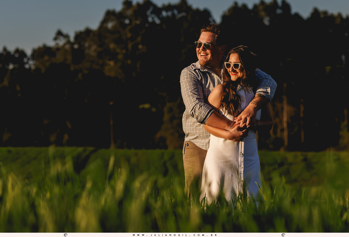 noivos Adriele e Aldo durante sessão pré casamento em meio a uma plantação durante o pôr do sol