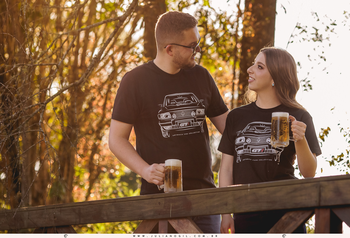 pré casamento Jessica e Ewandro fotógrafo Juliano Gil prudentópolis irati paraná recanto teodorinho chalé ar livre ensaio externo casal carro cerveja gol gti noiva noivo  wedding day 