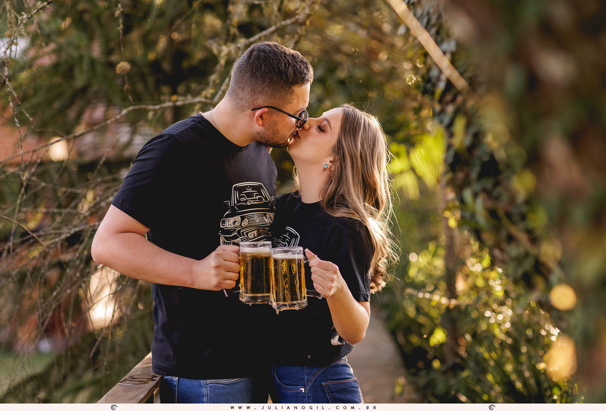 pré casamento Jessica e Ewandro fotógrafo Juliano Gil prudentópolis irati paraná recanto teodorinho chalé ar livre ensaio externo casal carro cerveja gol gti noiva noivo  wedding day 
