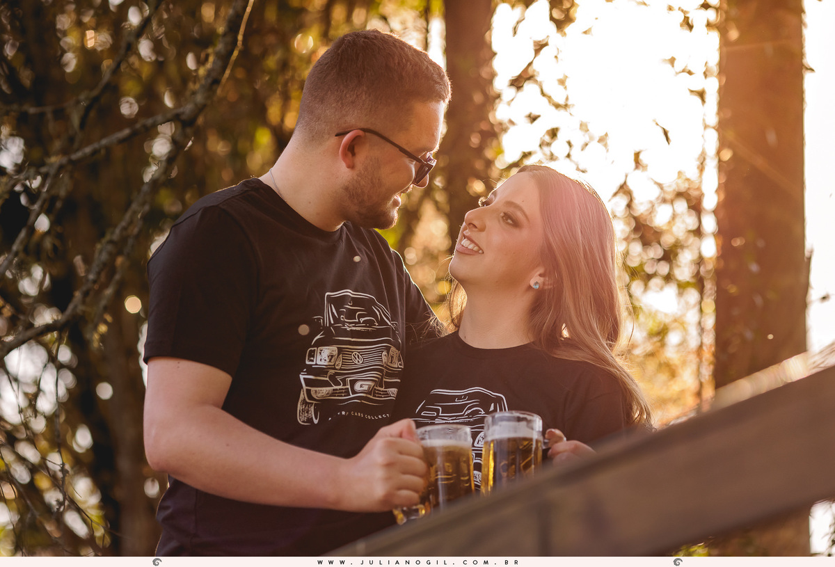 pré casamento Jessica e Ewandro fotógrafo Juliano Gil prudentópolis irati paraná recanto teodorinho chalé ar livre ensaio externo casal carro cerveja gol gti noiva noivo  wedding day 
