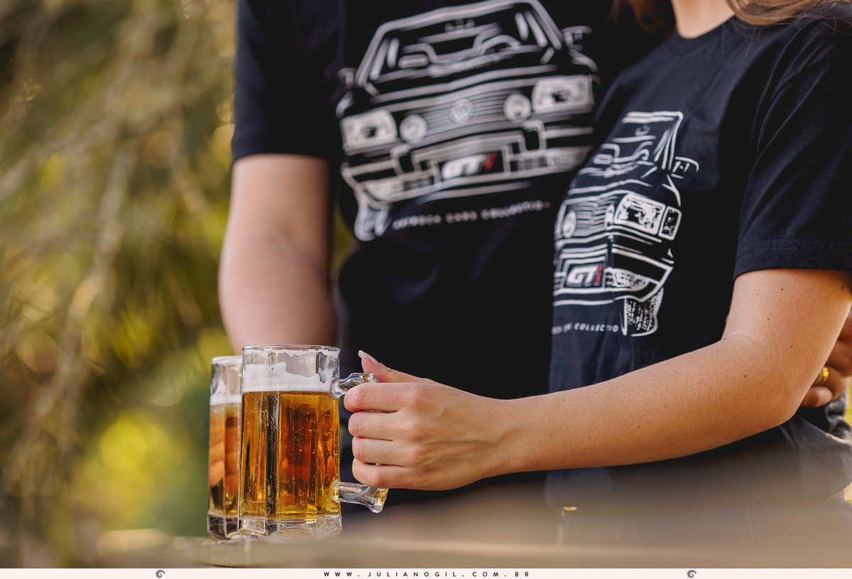 pré casamento Jessica e Ewandro fotógrafo Juliano Gil prudentópolis irati paraná recanto teodorinho chalé ar livre ensaio externo casal carro cerveja gol gti noiva noivo  wedding day 