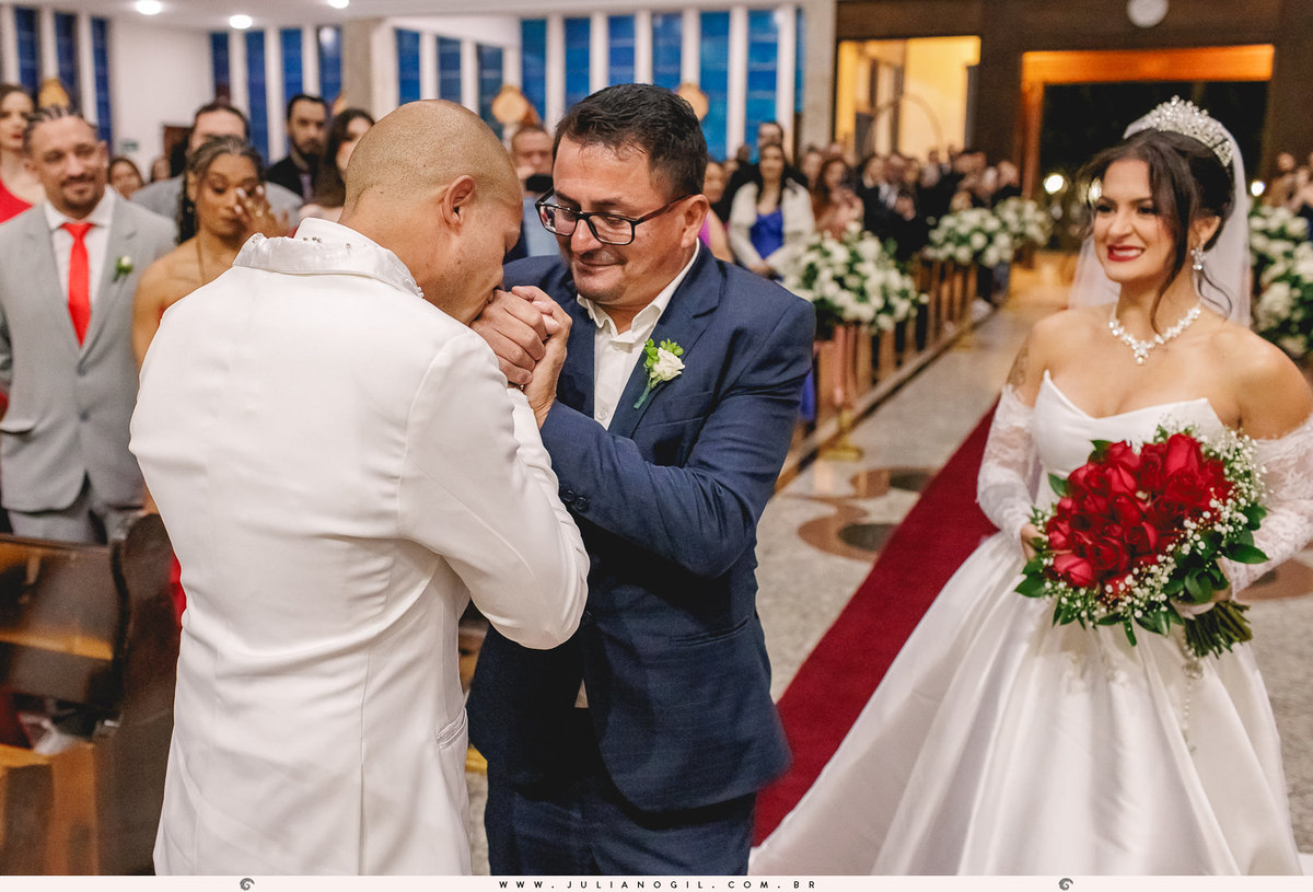 casamento letícia e igor fotógrafo juliano gil casamento igreja católica catedral sant'ana recepção ponta lagoa padrinhos madrinhas emoção família noivo noiva bride wedding tatuagem rayban meta alegria fotografia de casamento barzinho pizzaria la base
