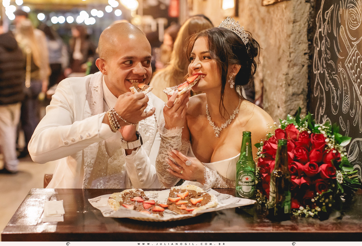 casamento letícia e igor fotógrafo juliano gil casamento igreja católica catedral sant'ana recepção ponta lagoa padrinhos madrinhas emoção família noivo noiva bride wedding tatuagem rayban meta alegria fotografia de casamento barzinho pizzaria la base