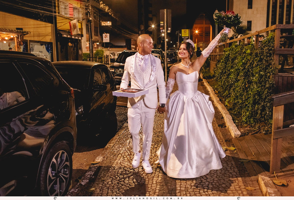 casamento letícia e igor fotógrafo juliano gil casamento igreja católica catedral sant'ana recepção ponta lagoa padrinhos madrinhas emoção família noivo noiva bride wedding tatuagem rayban meta alegria fotografia de casamento barzinho pizzaria la base