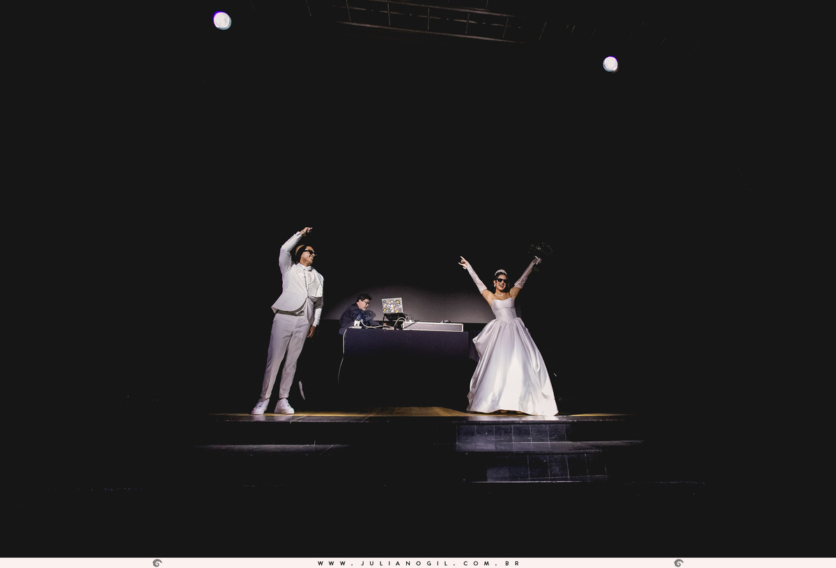 casamento letícia e igor fotógrafo juliano gil casamento igreja católica catedral sant'ana recepção ponta lagoa padrinhos madrinhas emoção família noivo noiva bride wedding tatuagem rayban meta alegria fotografia de casamento barzinho pizzaria la base