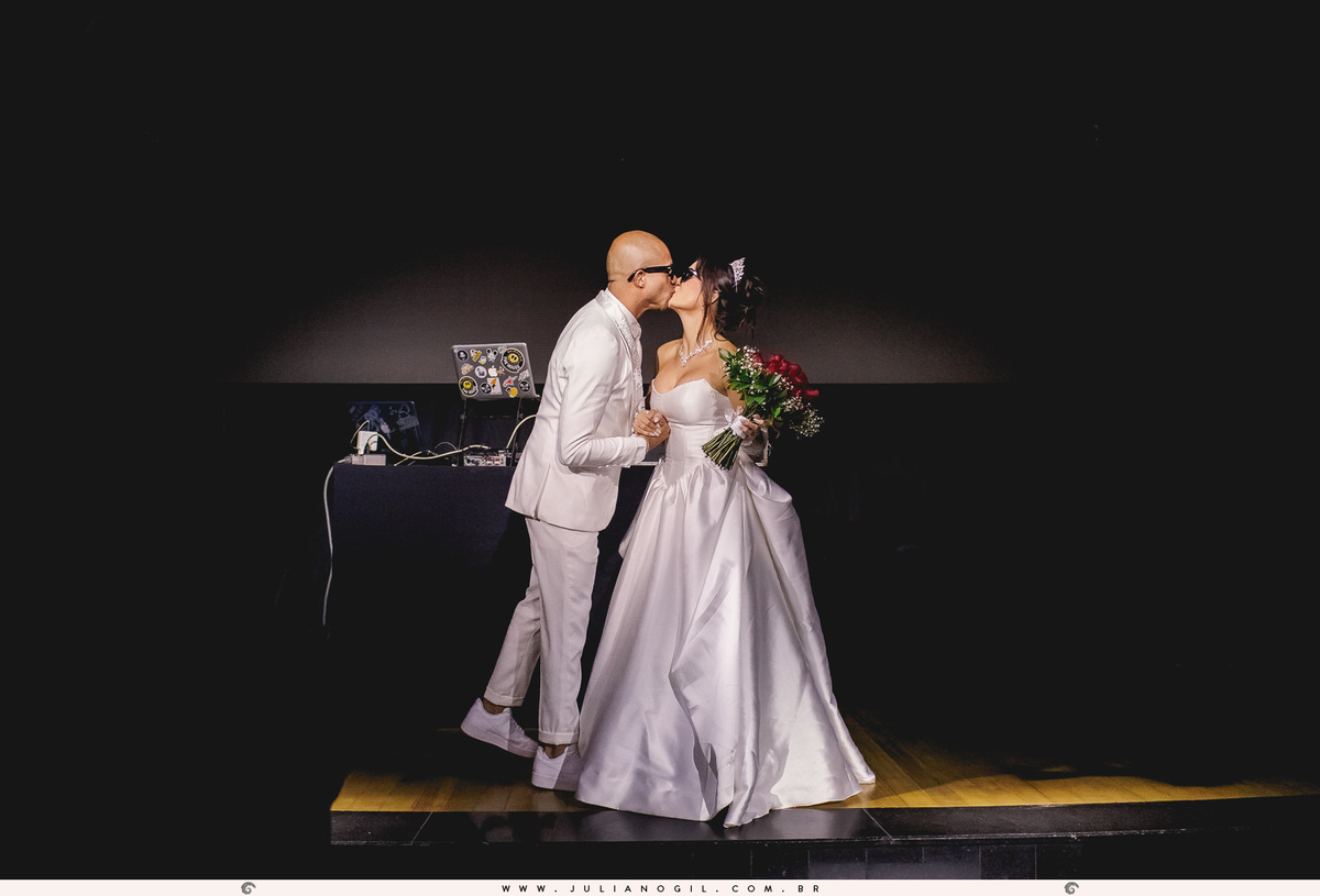 casamento letícia e igor fotógrafo juliano gil casamento igreja católica catedral sant'ana recepção ponta lagoa padrinhos madrinhas emoção família noivo noiva bride wedding tatuagem rayban meta alegria fotografia de casamento barzinho pizzaria la base