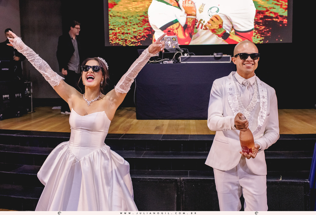 casamento letícia e igor fotógrafo juliano gil casamento igreja católica catedral sant'ana recepção ponta lagoa padrinhos madrinhas emoção família noivo noiva bride wedding tatuagem rayban meta alegria fotografia de casamento barzinho pizzaria la base