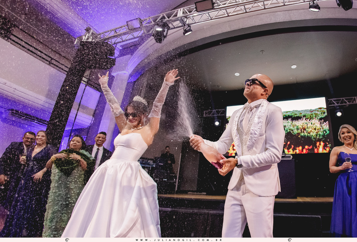 casamento letícia e igor fotógrafo juliano gil casamento igreja católica catedral sant'ana recepção ponta lagoa padrinhos madrinhas emoção família noivo noiva bride wedding tatuagem rayban meta alegria fotografia de casamento barzinho pizzaria la base