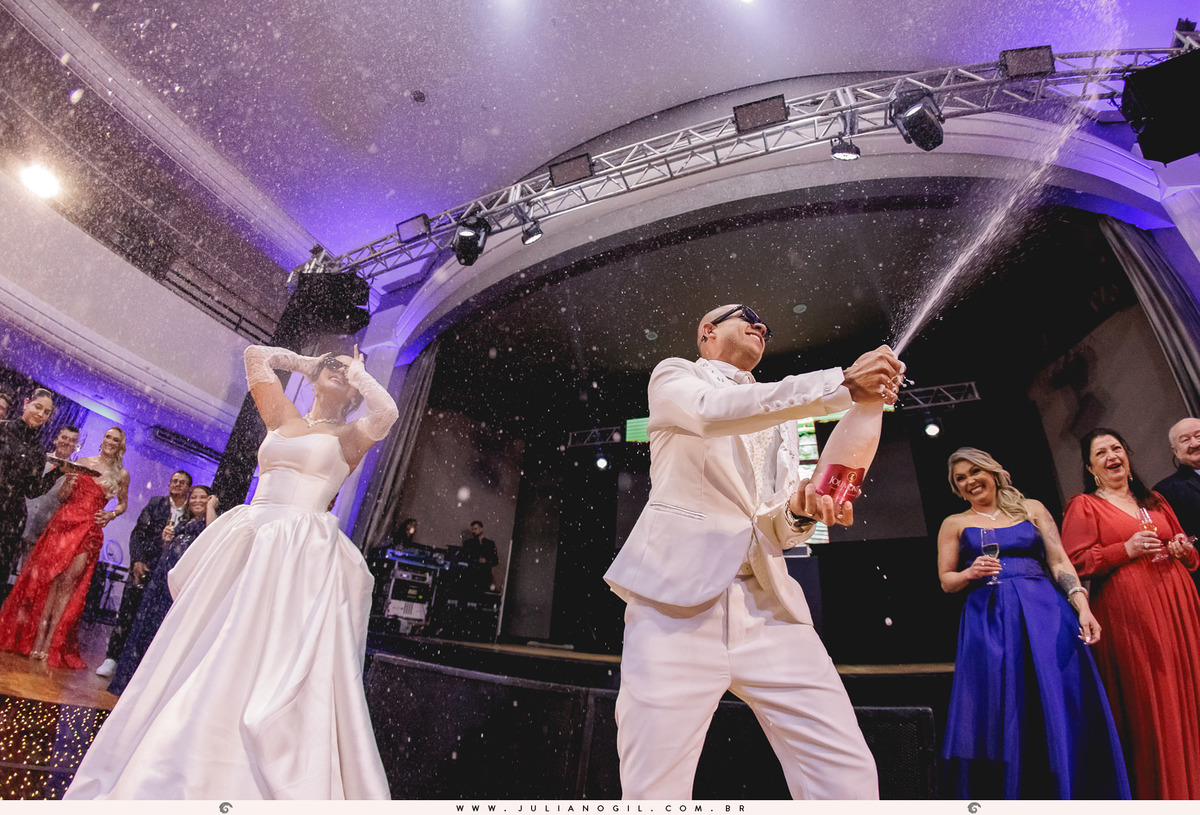 casamento letícia e igor fotógrafo juliano gil casamento igreja católica catedral sant'ana recepção ponta lagoa padrinhos madrinhas emoção família noivo noiva bride wedding tatuagem rayban meta alegria fotografia de casamento barzinho pizzaria la base