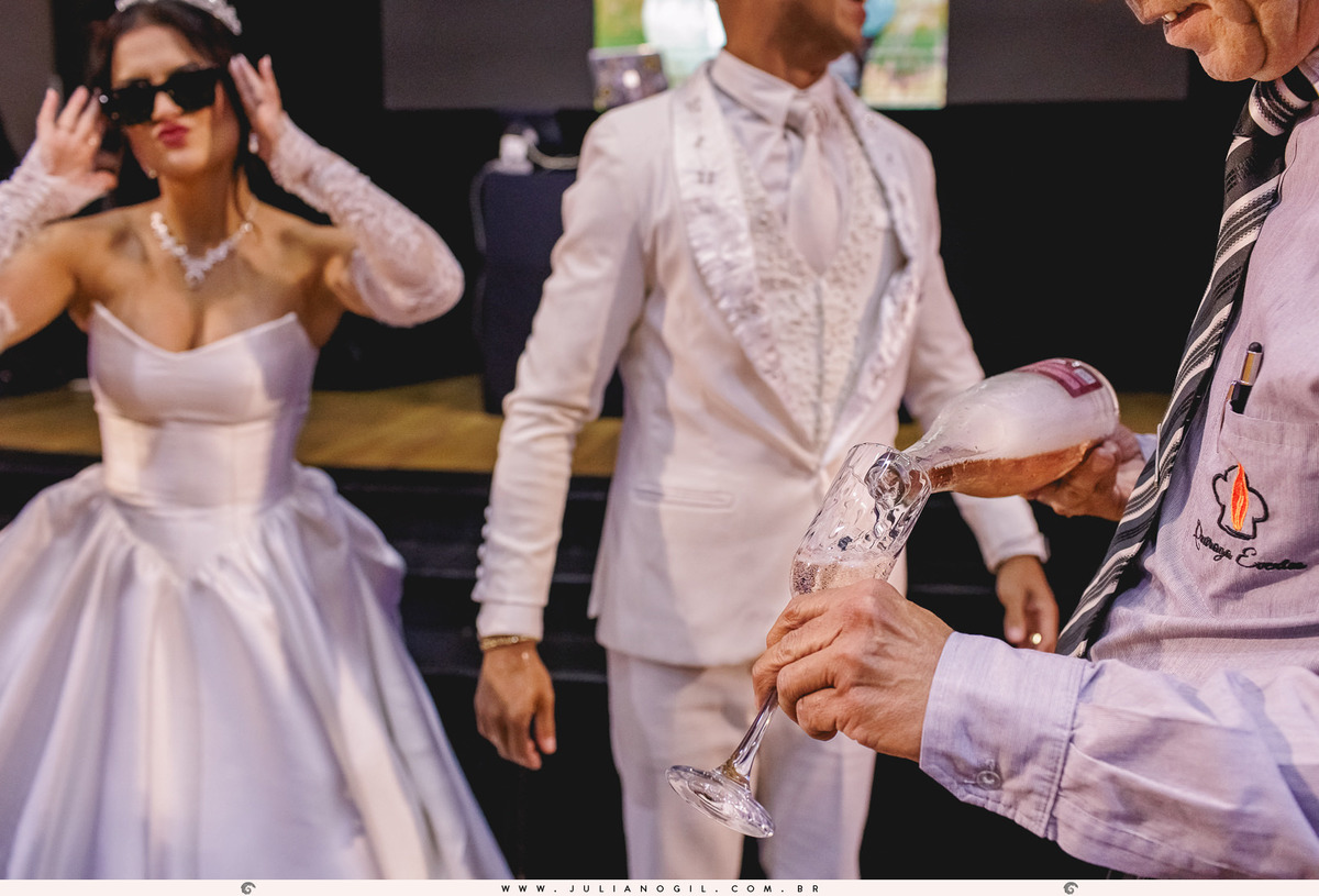 casamento letícia e igor fotógrafo juliano gil casamento igreja católica catedral sant'ana recepção ponta lagoa padrinhos madrinhas emoção família noivo noiva bride wedding tatuagem rayban meta alegria fotografia de casamento barzinho pizzaria la base