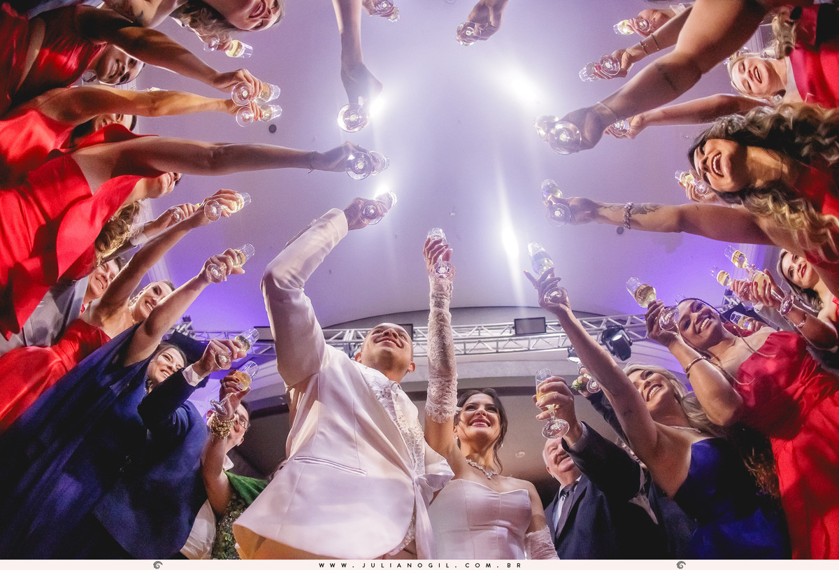 casamento letícia e igor fotógrafo juliano gil casamento igreja católica catedral sant'ana recepção ponta lagoa padrinhos madrinhas emoção família noivo noiva bride wedding tatuagem rayban meta alegria fotografia de casamento barzinho pizzaria la base