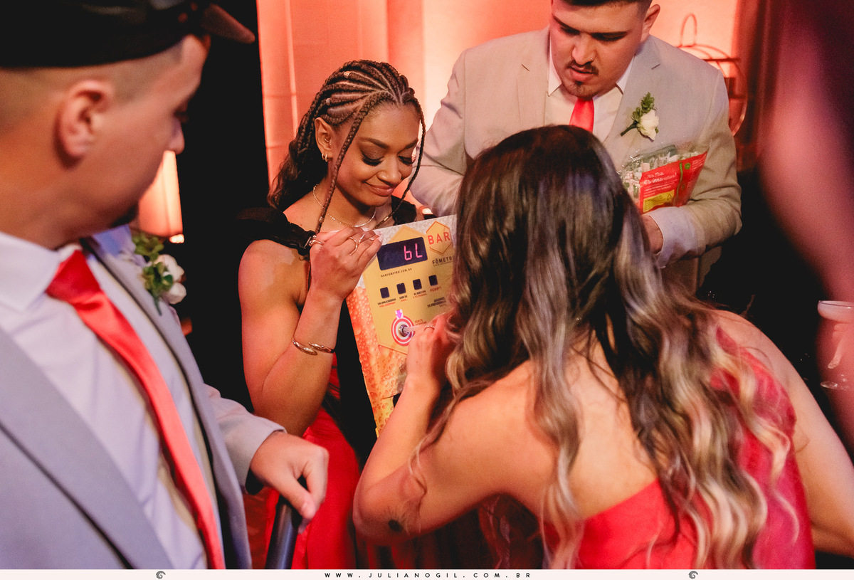 casamento letícia e igor fotógrafo juliano gil casamento igreja católica catedral sant'ana recepção ponta lagoa padrinhos madrinhas emoção família noivo noiva bride wedding tatuagem rayban meta alegria fotografia de casamento barzinho pizzaria la base