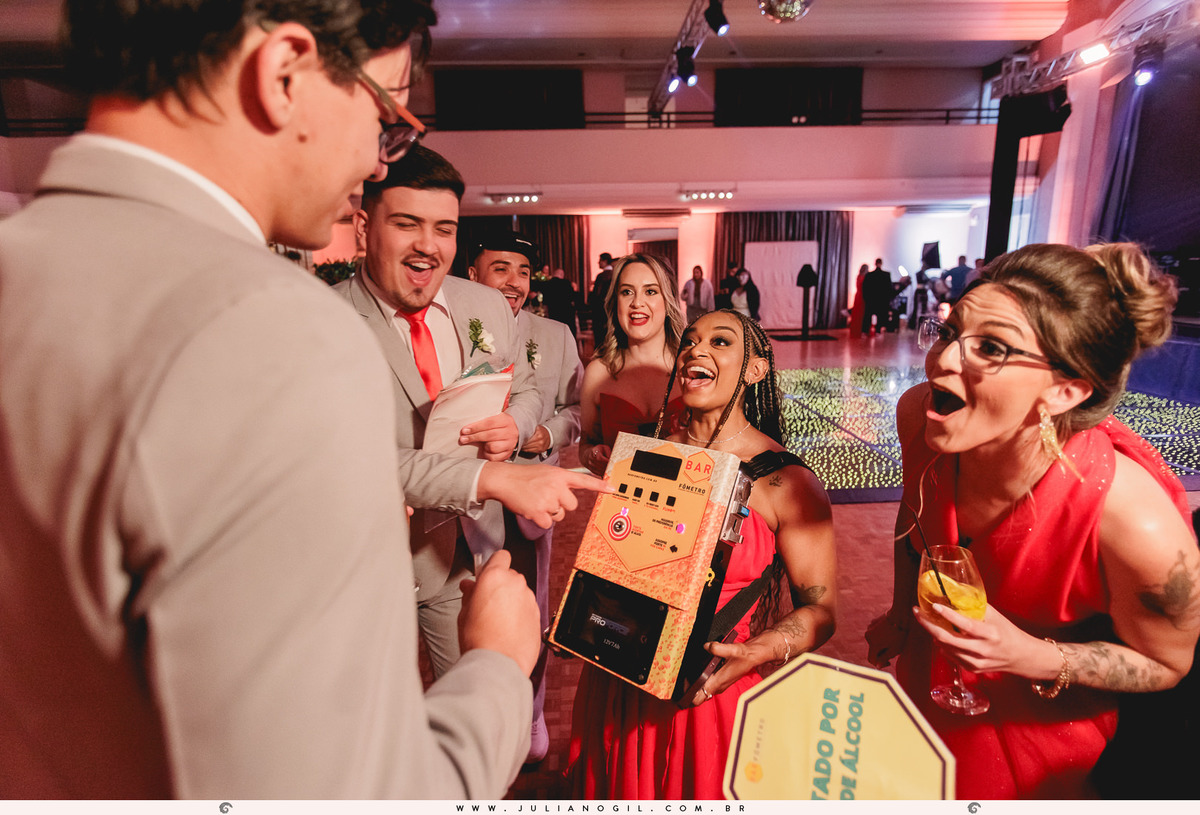 casamento letícia e igor fotógrafo juliano gil casamento igreja católica catedral sant'ana recepção ponta lagoa padrinhos madrinhas emoção família noivo noiva bride wedding tatuagem rayban meta alegria fotografia de casamento barzinho pizzaria la base