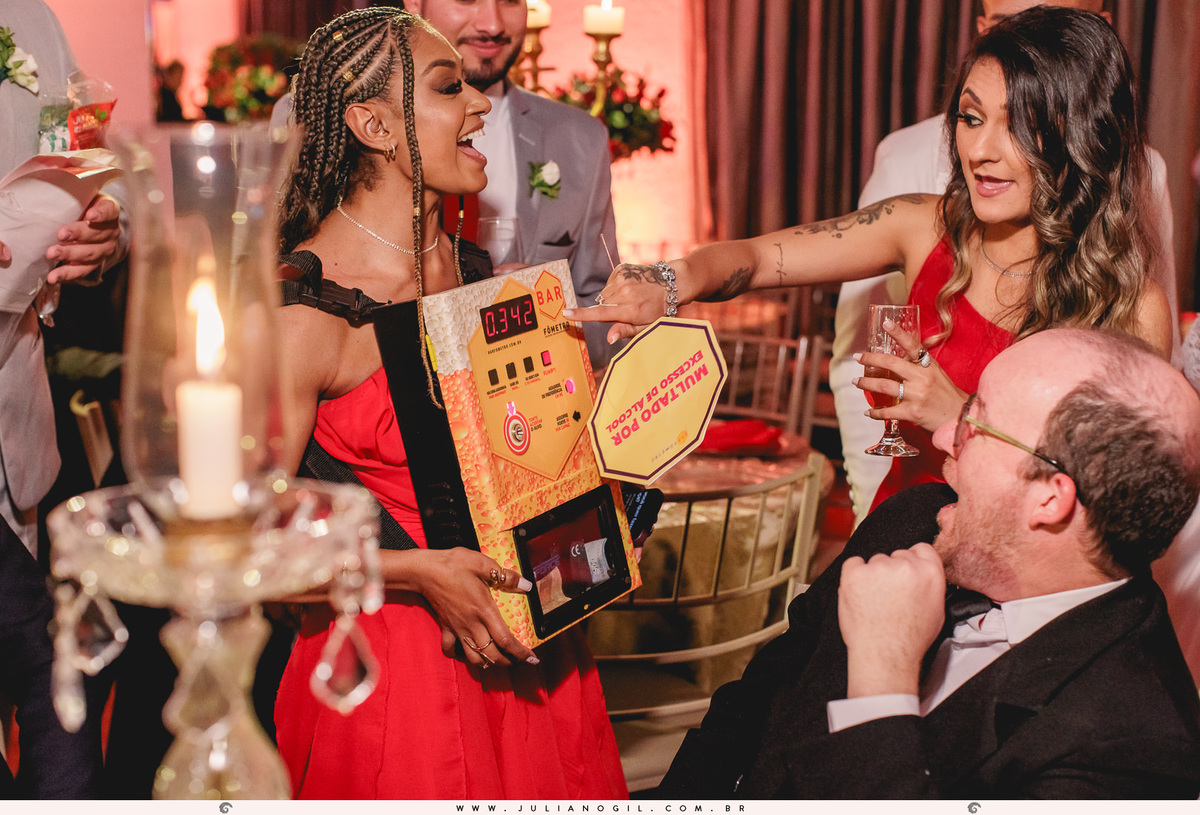 casamento letícia e igor fotógrafo juliano gil casamento igreja católica catedral sant'ana recepção ponta lagoa padrinhos madrinhas emoção família noivo noiva bride wedding tatuagem rayban meta alegria fotografia de casamento barzinho pizzaria la base