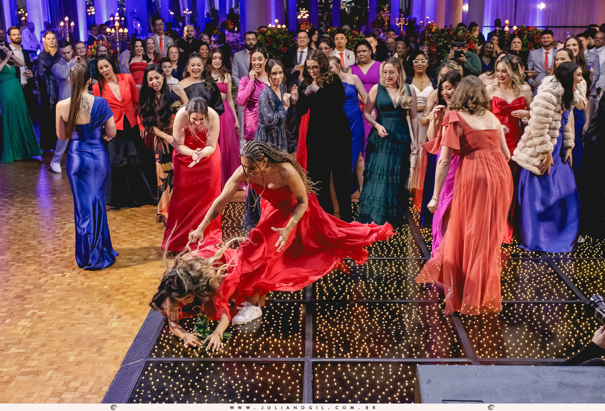 casamento letícia e igor fotógrafo juliano gil casamento igreja católica catedral sant'ana recepção ponta lagoa padrinhos madrinhas emoção família noivo noiva bride wedding tatuagem rayban meta alegria fotografia de casamento barzinho pizzaria la base