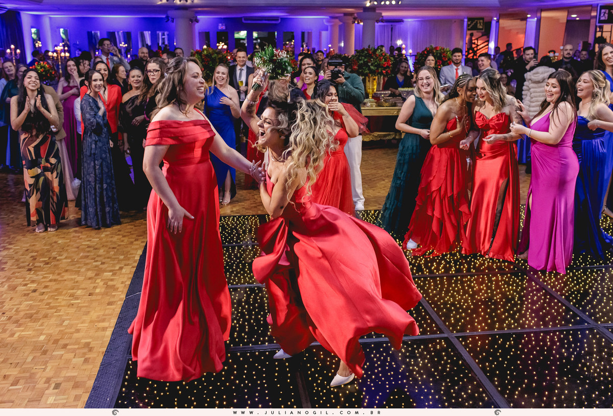casamento letícia e igor fotógrafo juliano gil casamento igreja católica catedral sant'ana recepção ponta lagoa padrinhos madrinhas emoção família noivo noiva bride wedding tatuagem rayban meta alegria fotografia de casamento barzinho pizzaria la base