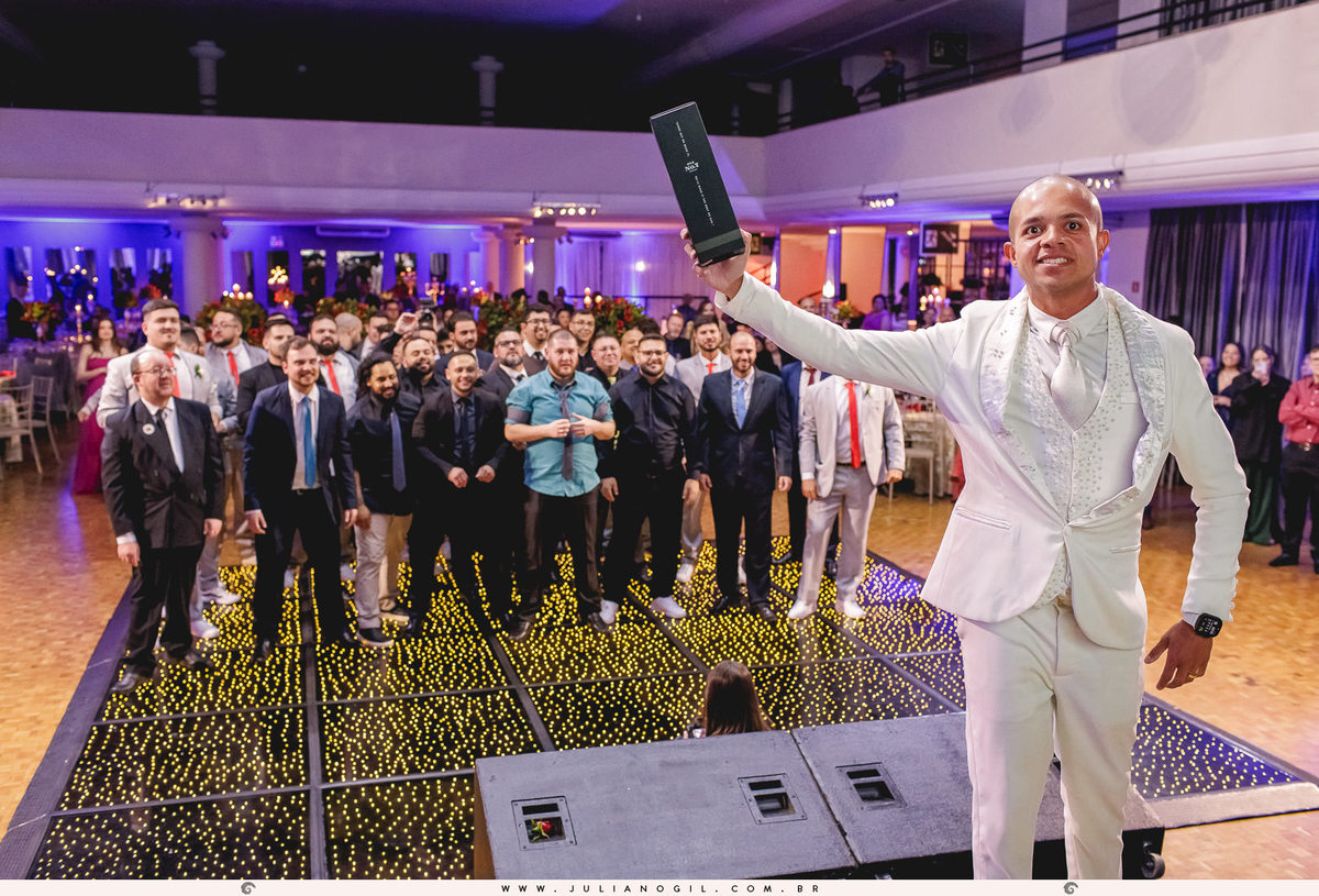 casamento letícia e igor fotógrafo juliano gil casamento igreja católica catedral sant'ana recepção ponta lagoa padrinhos madrinhas emoção família noivo noiva bride wedding tatuagem rayban meta alegria fotografia de casamento barzinho pizzaria la base