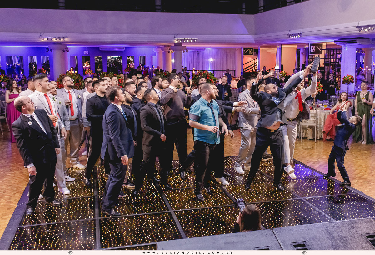 casamento letícia e igor fotógrafo juliano gil casamento igreja católica catedral sant'ana recepção ponta lagoa padrinhos madrinhas emoção família noivo noiva bride wedding tatuagem rayban meta alegria fotografia de casamento barzinho pizzaria la base