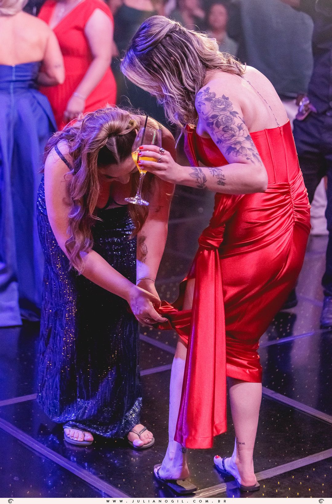 casamento letícia e igor fotógrafo juliano gil casamento igreja católica catedral sant'ana recepção ponta lagoa padrinhos madrinhas emoção família noivo noiva bride wedding tatuagem rayban meta alegria fotografia de casamento barzinho pizzaria la base