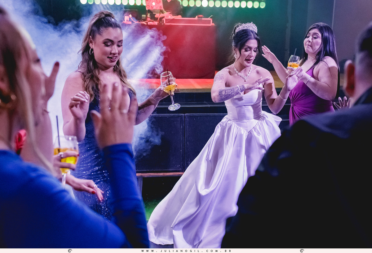 casamento letícia e igor fotógrafo juliano gil casamento igreja católica catedral sant'ana recepção ponta lagoa padrinhos madrinhas emoção família noivo noiva bride wedding tatuagem rayban meta alegria fotografia de casamento barzinho pizzaria la base