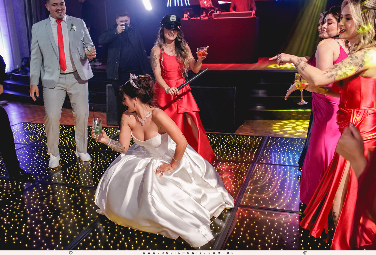 casamento letícia e igor fotógrafo juliano gil casamento igreja católica catedral sant'ana recepção ponta lagoa padrinhos madrinhas emoção família noivo noiva bride wedding tatuagem rayban meta alegria fotografia de casamento barzinho pizzaria la base