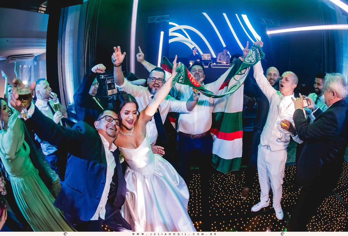 casamento letícia e igor fotógrafo juliano gil casamento igreja católica catedral sant'ana recepção ponta lagoa padrinhos madrinhas emoção família noivo noiva bride wedding tatuagem rayban meta alegria fotografia de casamento barzinho pizzaria la base