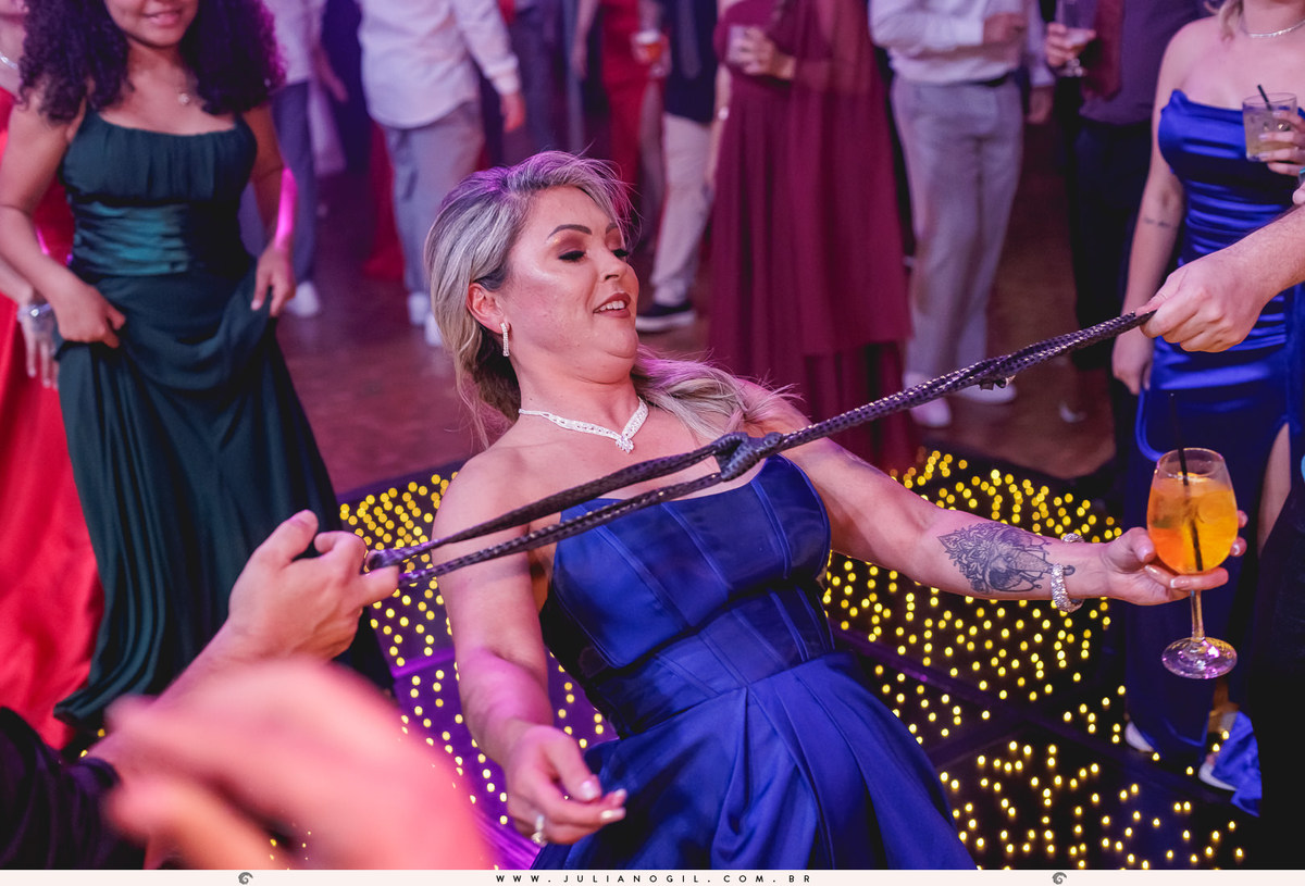 casamento letícia e igor fotógrafo juliano gil casamento igreja católica catedral sant'ana recepção ponta lagoa padrinhos madrinhas emoção família noivo noiva bride wedding tatuagem rayban meta alegria fotografia de casamento barzinho pizzaria la base