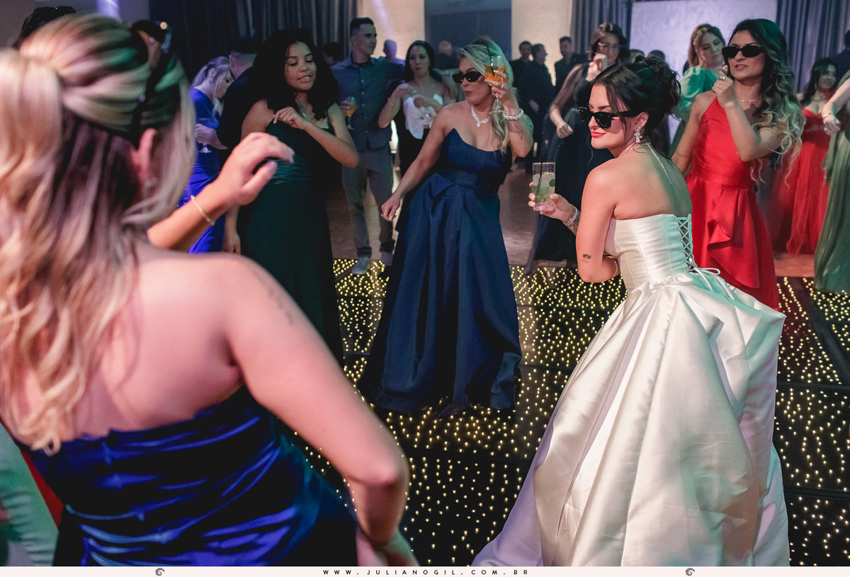 casamento letícia e igor fotógrafo juliano gil casamento igreja católica catedral sant'ana recepção ponta lagoa padrinhos madrinhas emoção família noivo noiva bride wedding tatuagem rayban meta alegria fotografia de casamento barzinho pizzaria la base