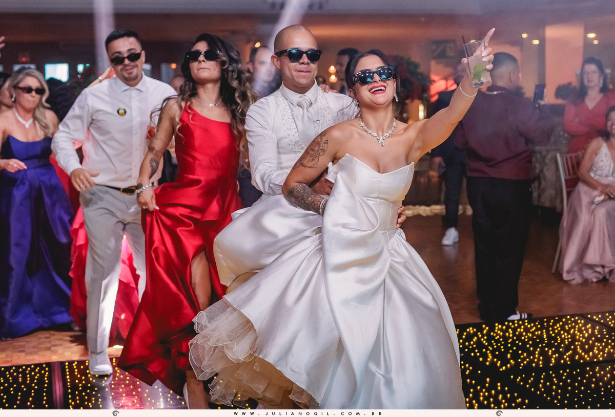 casamento letícia e igor fotógrafo juliano gil casamento igreja católica catedral sant'ana recepção ponta lagoa padrinhos madrinhas emoção família noivo noiva bride wedding tatuagem rayban meta alegria fotografia de casamento barzinho pizzaria la base