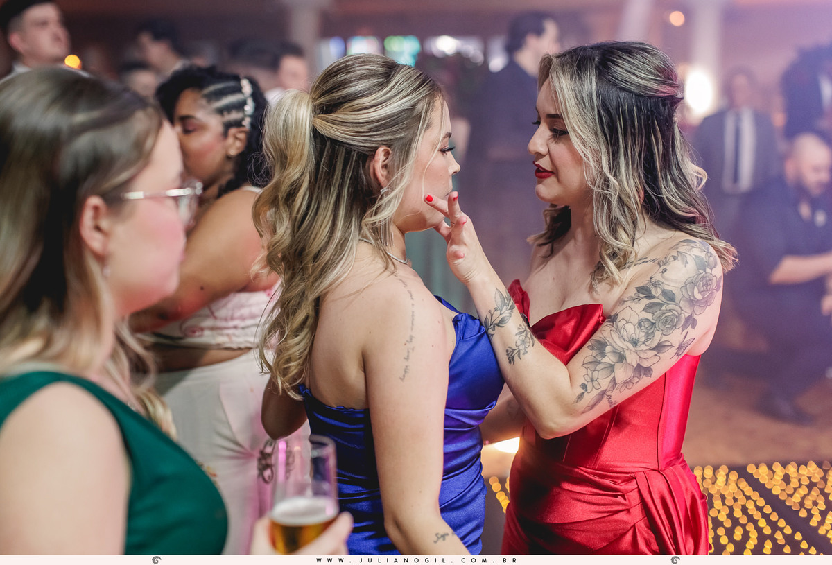 casamento letícia e igor fotógrafo juliano gil casamento igreja católica catedral sant'ana recepção ponta lagoa padrinhos madrinhas emoção família noivo noiva bride wedding tatuagem rayban meta alegria fotografia de casamento barzinho pizzaria la base