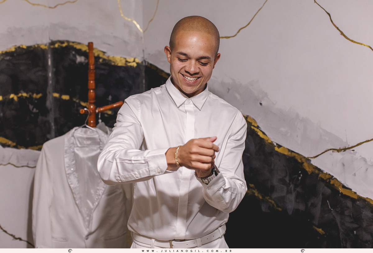 making of Igor casamento Letícia e Igor fotógrafo juliano gil terno personalizado alianças noivo terno rayban meta ponta grossa paraná padrinhos família casa igreja católica