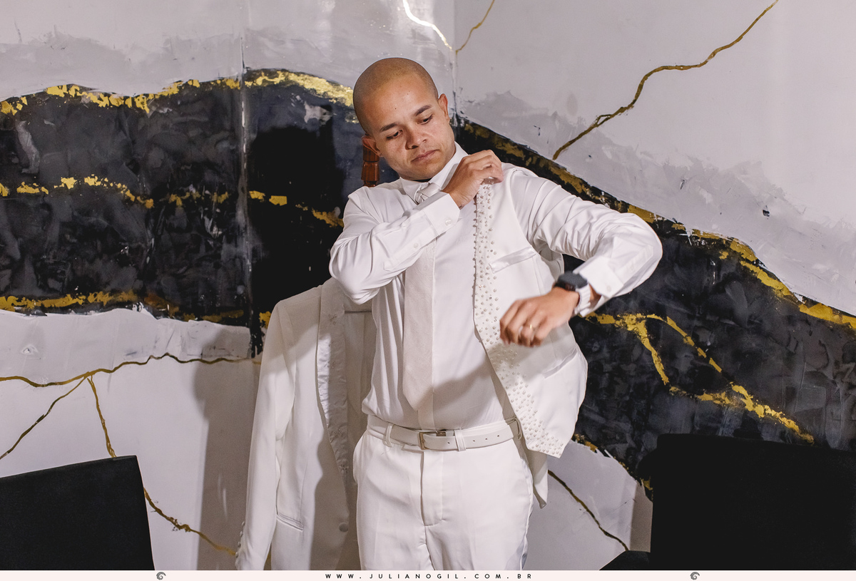 making of Igor casamento Letícia e Igor fotógrafo juliano gil terno personalizado alianças noivo terno rayban meta ponta grossa paraná padrinhos família casa igreja católica