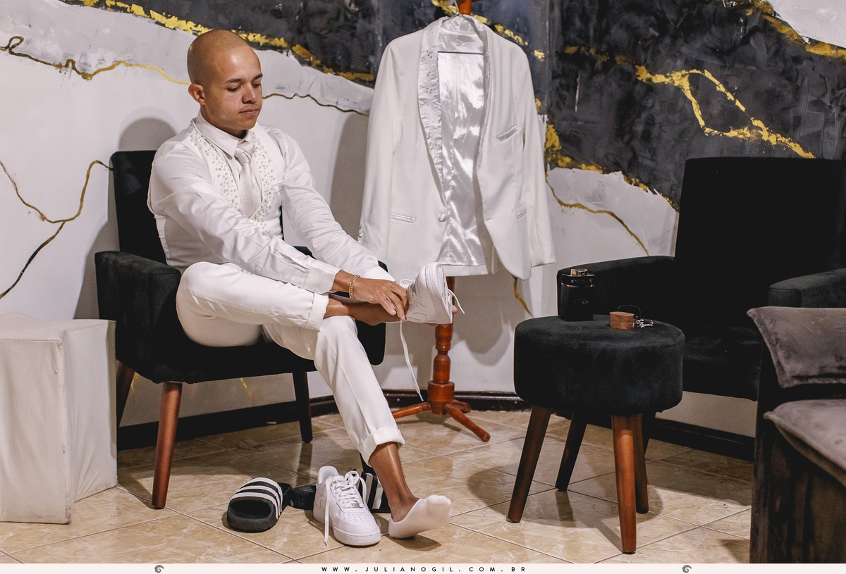 making of Igor casamento Letícia e Igor fotógrafo juliano gil terno personalizado alianças noivo terno rayban meta ponta grossa paraná padrinhos família casa igreja católica