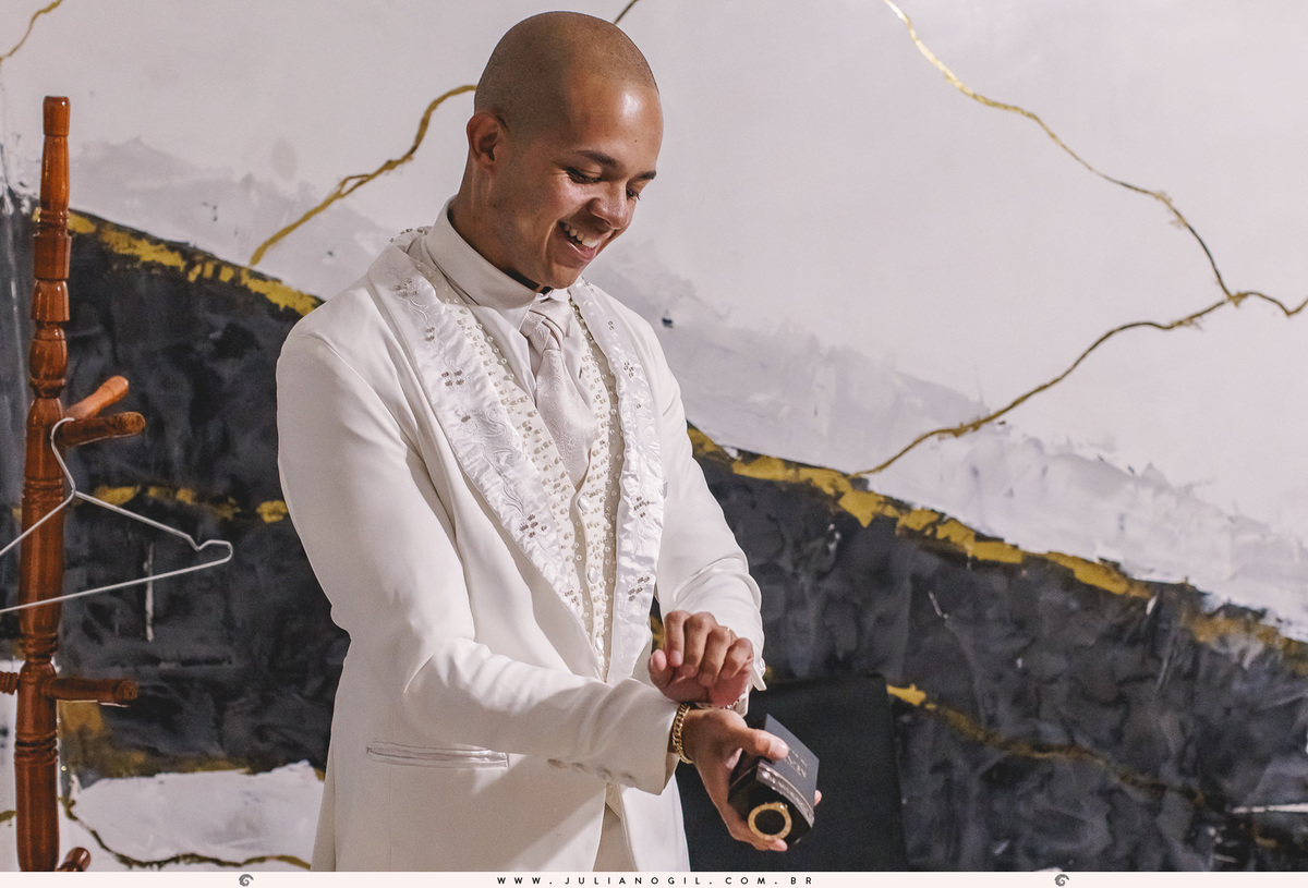 making of Igor casamento Letícia e Igor fotógrafo juliano gil terno personalizado alianças noivo terno rayban meta ponta grossa paraná padrinhos família casa igreja católica