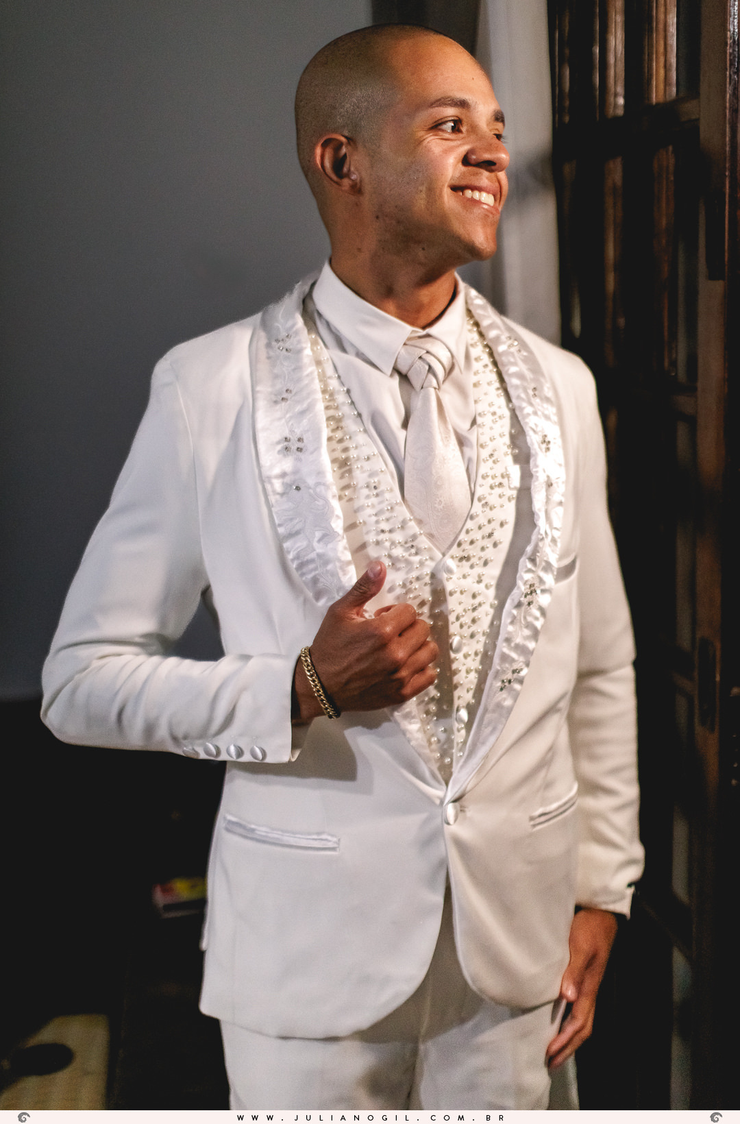 making of Igor casamento Letícia e Igor fotógrafo juliano gil terno personalizado alianças noivo terno rayban meta ponta grossa paraná padrinhos família casa igreja católica