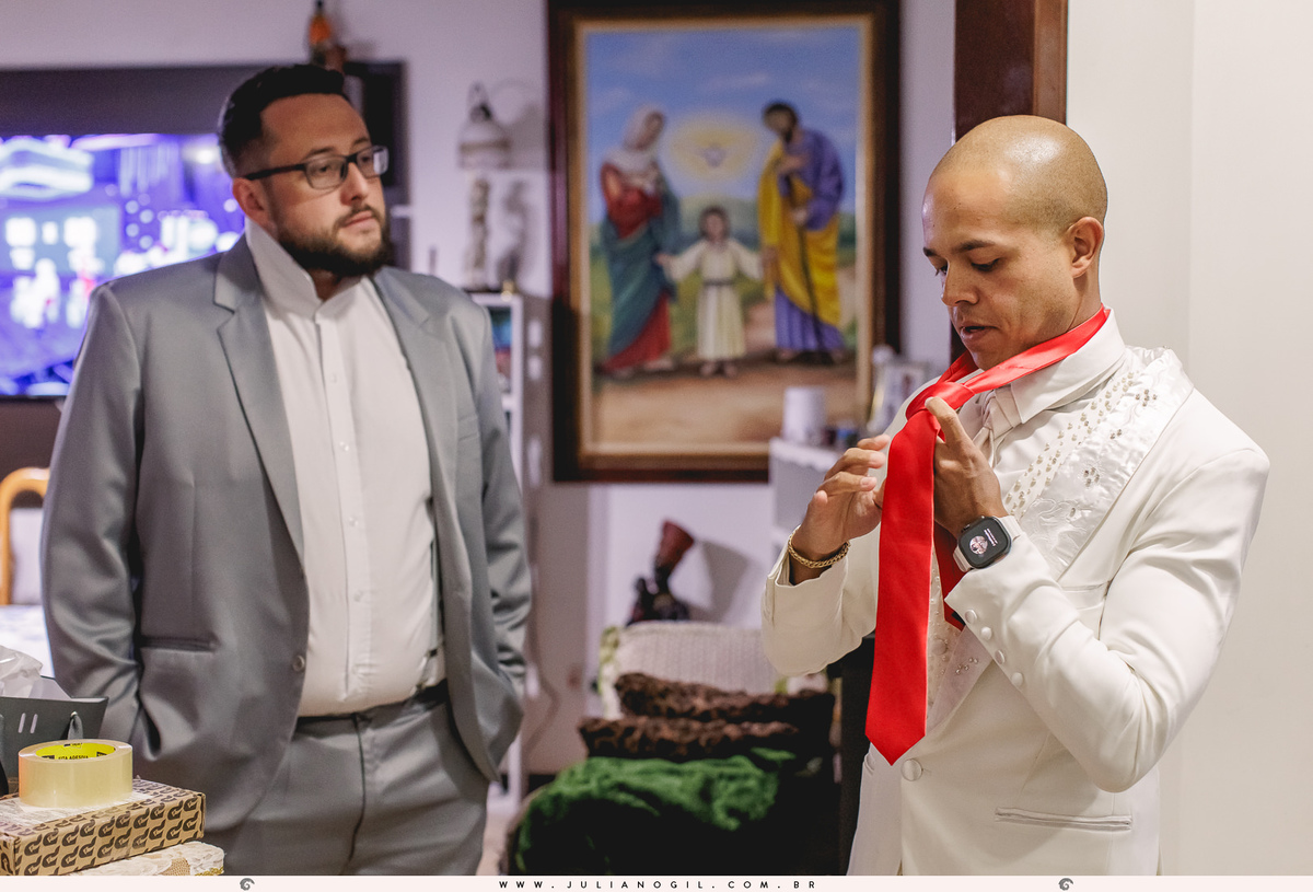 making of Igor casamento Letícia e Igor fotógrafo juliano gil terno personalizado alianças noivo terno rayban meta ponta grossa paraná padrinhos família casa igreja católica