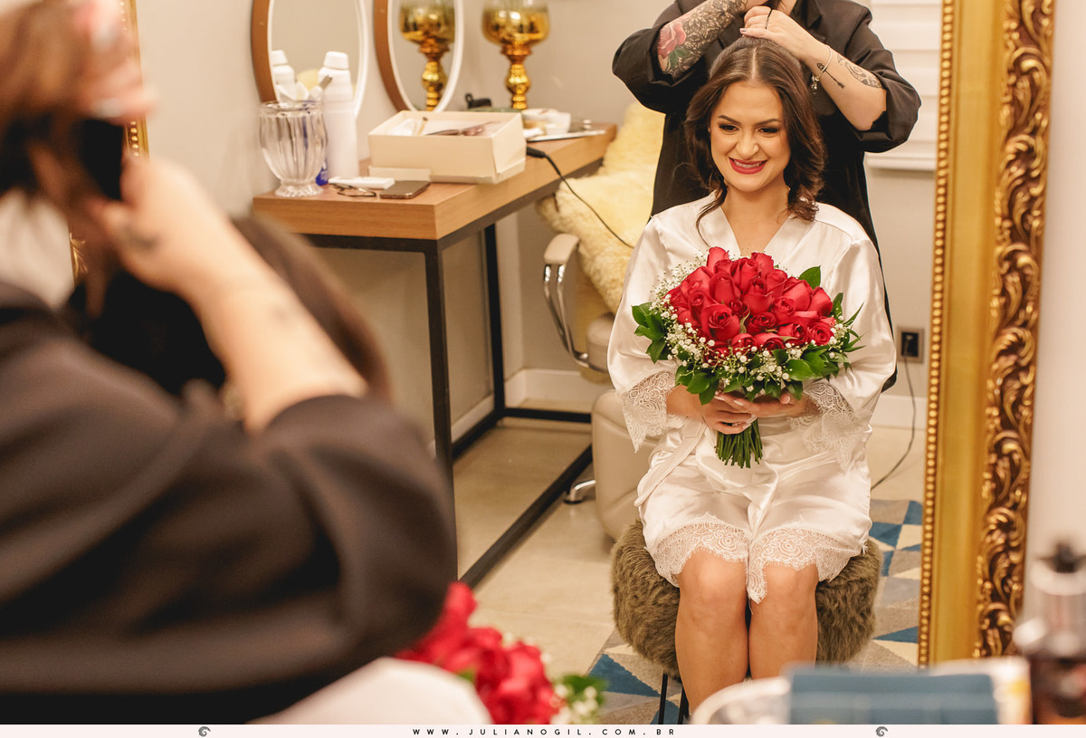 making of Letícia casamento fotógrafo juliano gil ponta grossa paraná igreja católica madrinhas ak conceyto maquiagem noiva vestido first look véu casamento buquê emoção risadas amigas bride wedding