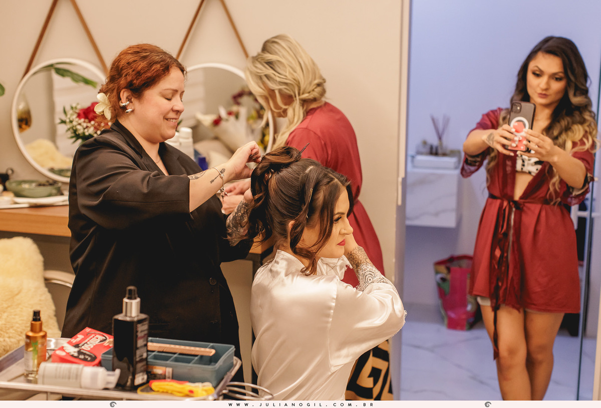 making of Letícia casamento fotógrafo juliano gil ponta grossa paraná igreja católica madrinhas ak conceyto maquiagem noiva vestido first look véu casamento buquê emoção risadas amigas bride wedding