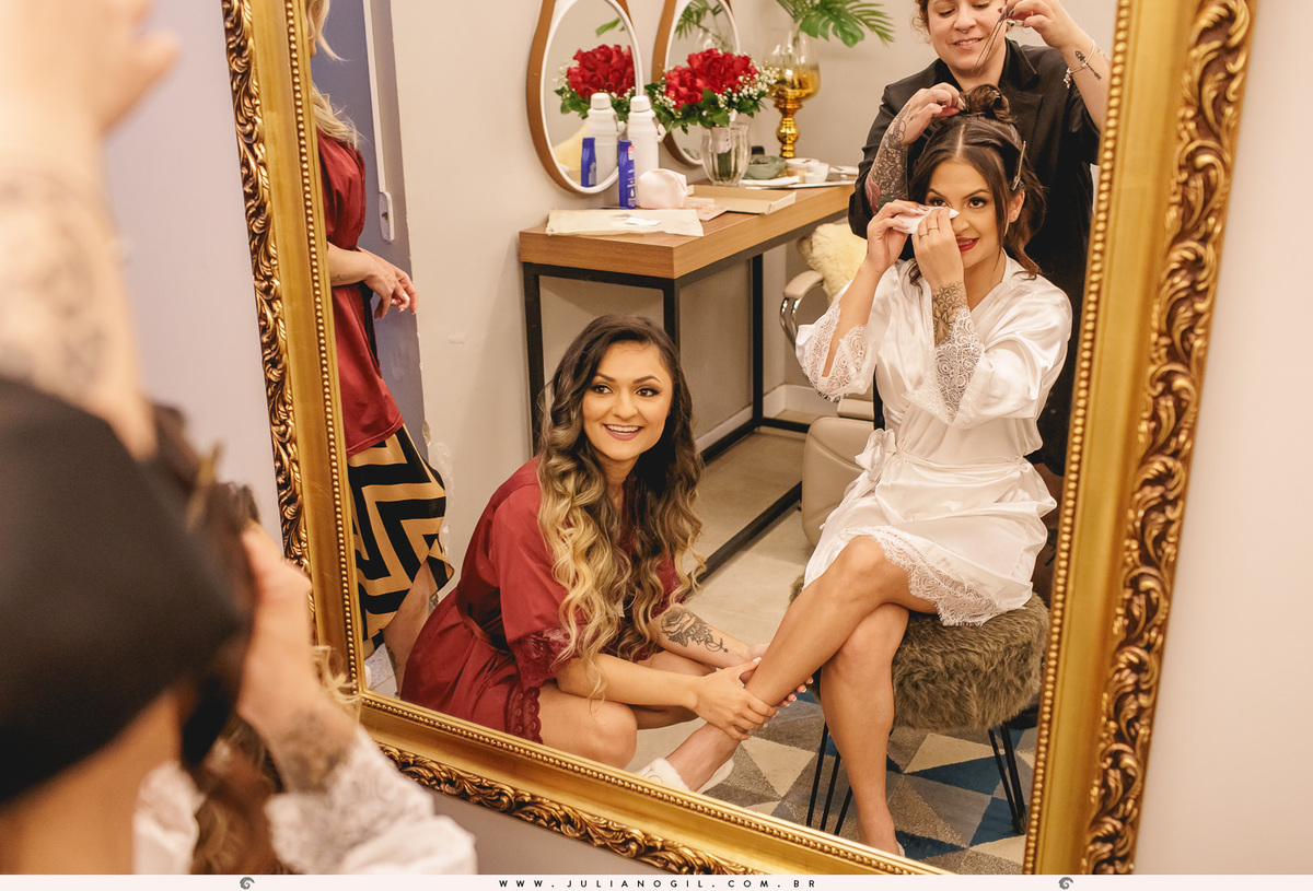 making of Letícia casamento fotógrafo juliano gil ponta grossa paraná igreja católica madrinhas ak conceyto maquiagem noiva vestido first look véu casamento buquê emoção risadas amigas bride wedding