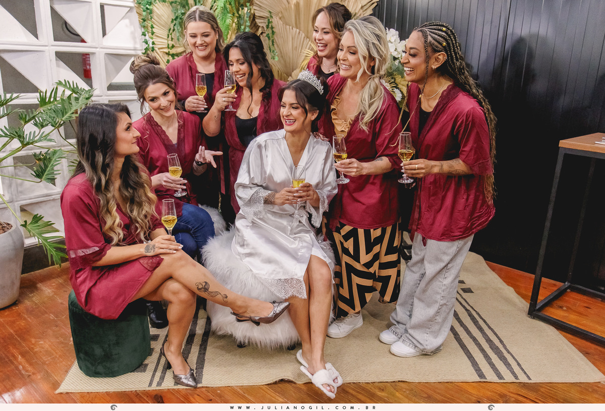 making of Letícia casamento fotógrafo juliano gil ponta grossa paraná igreja católica madrinhas ak conceyto maquiagem noiva vestido first look véu casamento buquê emoção risadas amigas bride wedding