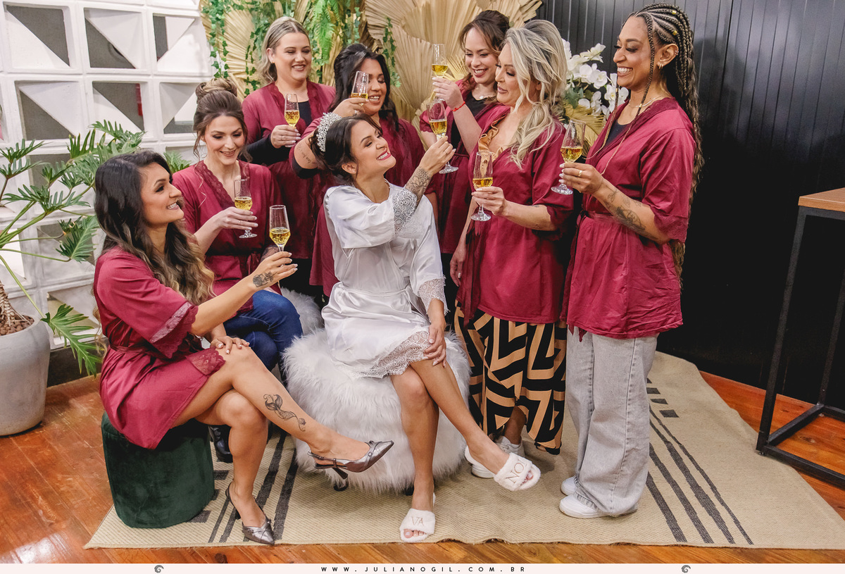 making of Letícia casamento fotógrafo juliano gil ponta grossa paraná igreja católica madrinhas ak conceyto maquiagem noiva vestido first look véu casamento buquê emoção risadas amigas bride wedding
